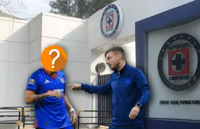 Martín Anselmi y jugador de Cruz Azul con el rostro tapado/Foto Fútbol Total.