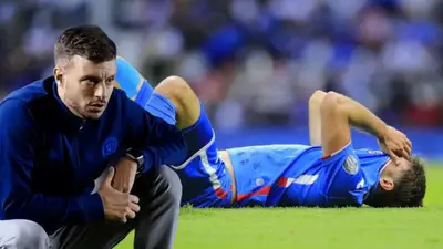 Martin Anselmi y jugador del Cruz Azul Foto: Récord