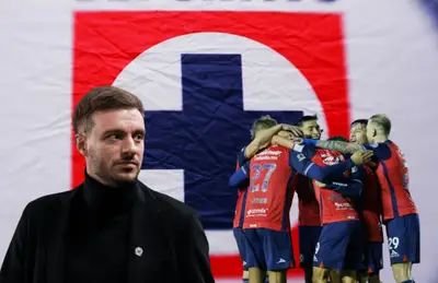 Martín Anselmi y jugadores de Cruz Azul abrazados/Foto Soy Fútbol.