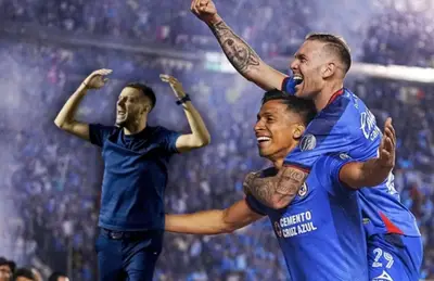 Martín Anselmi y jugadores de Cruz Azul celebrando/ Foto Estadio Deportes.