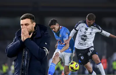 Martín Anselmi y jugadores disputando pelota/ Foto Gallos Blancos.