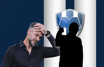 Martín Demichelis con la mano en el rostro y silueta de Rafa Benítez/Foto Flickr.