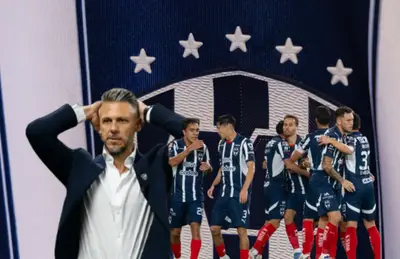 Martín Demichelis con las manos en la cabeza y jugadores de Monterrey/Foto Rayados.