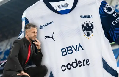 Martín Demichelis en cuclillas y camiseta de Rayados/ Foto Telecom Asia.