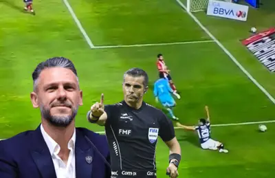 Martín Demichelis, Fernando Hernández y jugador pidiendo penalti/ Foto TV Azteca.