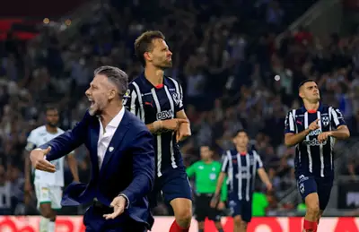 Martín Demichelis gritando y Sergio Canales celebrando/ Foto Info 7.