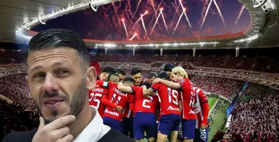 Martín Demichelis junto a jugadores de Chivas / FOTO SPORTSMEDIA