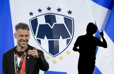 Martín Demichelis señalando y silueta de jugador/Foto El Horizonte.