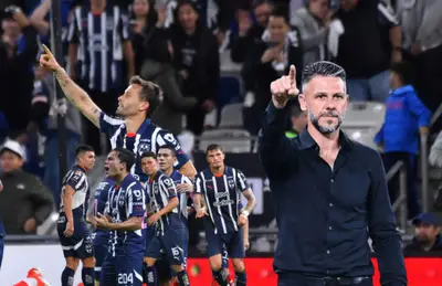 Martín Demichelis, Sergio Canales y jugadores de Monterrey/ Foto Diario Cambio 22.