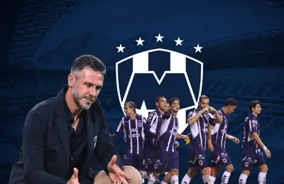 Martín Demichelis serio y jugadores de Rayados/Foto Stats Bomb.
