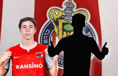 Mateo Chávez y sombra de futbolista con dedos arriba/ Foto Chivas.