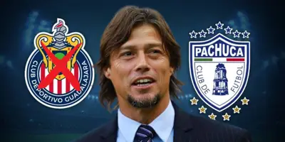 Matías Almeyda junto a los escudos de Chivas y Pachuca / FOTO YAHOO DEPORTES