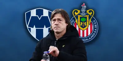 Matías Almeyda junto a los escudos de Rayados y Chivas / FOTO DIARIO DEPORTIVO MÁS