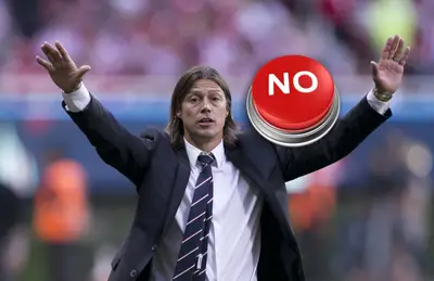 Matías Almeyda y botón rojo con la palabra 'no'/Foto TUDN.