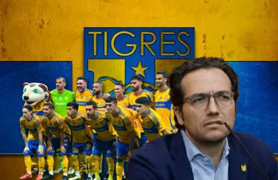 Mauricio Culebro confundido y jugadores de Tigres posando/Foto Graficrack.