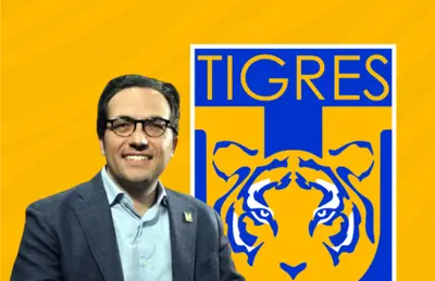 Mauricio Culebro riendo y logo de Tigres /Foto Stats Bomb.