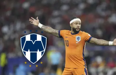 Memphis Depay con los brazos en el aire y logo de Rayados/ Foto El Periódico de España.