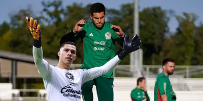 Mientras Ochoa lo tapó, el INCREÍBLE gesto de Julio González con Malagón