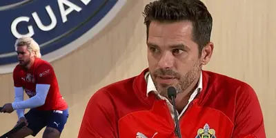 Mientras sacaron a patadas a Vega, Cowell ya tendría problemas con Gago