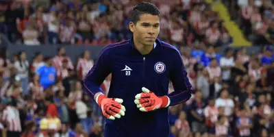 Mier en calentamiento vs Chivas. Foto: Cruz Azul