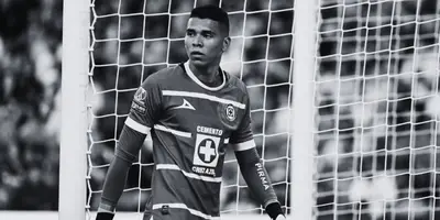 Mier en partido con Cruz Azul. Foto: TV Azteca