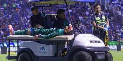 Mier saliendo tras lesión. Foto: Mexsport