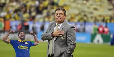 Miguel Herrera dirigiendo partido con el América en el Azteca. Foto: Los Ángeles Times