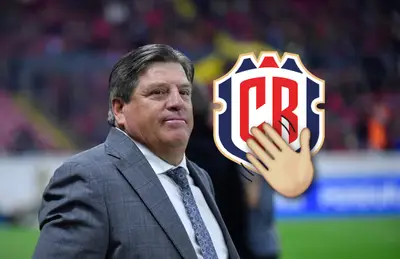 Miguel Herrera, emoji de mano y logo de Costa Rica/Foto Almomento.mx
