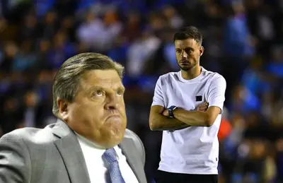 Miguel Herrera enojado y Martín Anselmi de brazos cruzados/Foto Ovaciones.