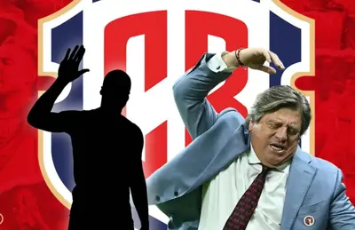 Miguel Herrera enojado y silueta de hombre saludando/ Foto FUT TV.