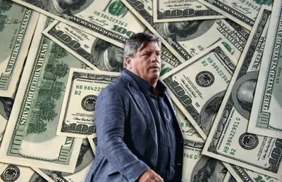 Miguel Herrera y dólares detrás de el/Foto Torange.biz