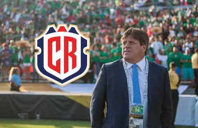 Miguel Herrera y escudo de Costa Rica/Foto Fútbol Total.