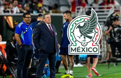 Miguel Herrera y escudo de Selección Mexicana/ Foto Reforma.