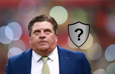 Miguel Herrera y escudo sin equipo/Foto Sopitas.com