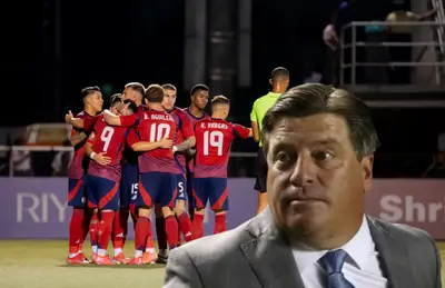 Miguel Herrera y jugadores de Costa Rica celebrando/ Foto La Nación.