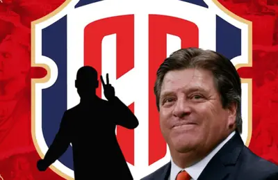 Miguel Herrera y sombra de sombre saludando/Foto FutTV.