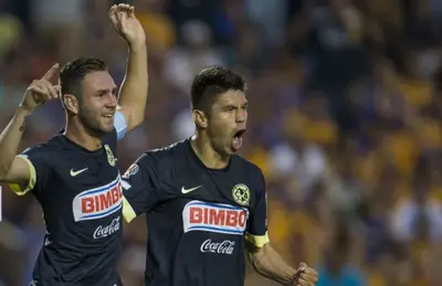 Miguel Layún y Oribe Peralta festejando/Foto Telemundo.