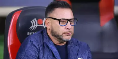 Mohamed en banquillo del Azteca. Foto: TV Azteca