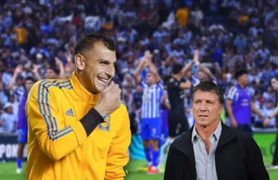 Nahuel Guzmán riendo junto al DT de Tigres, Robert Siboldi.