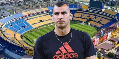 Nahuel Guzmán y al fondo el Estadio Universitario / Foto Mexsport