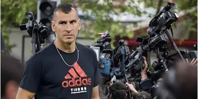 Nahuel Guzmán y al fondo medios de comunicación.