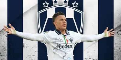 Nelson Deossa junto al escudo de Rayados / FOTO EL TIEMPO