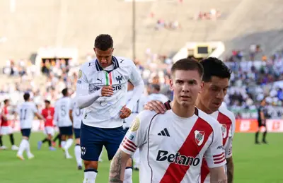 Nelson Deossa y jugadores de River Plate/ Foto San Cadilla El Norte.