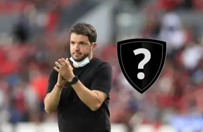 Nicolás Larcamón aplaudiendo y escudo con signo de interrogación/ Foto Superlíder.