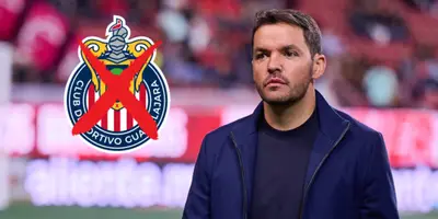 Nicolás Larcamón junto al escudo de Chivas / FOTO ESTO