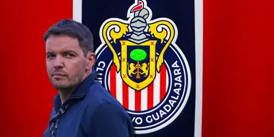Nicolás Larcamón junto al escudo de Chivas / FOTO JUANFÚTBOL