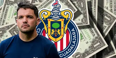 Nicolás Larcamón junto al escudo de Chivas / FOTO PÁGINA 12