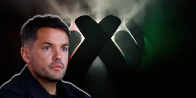 Nicolás Larcamón junto al escudo de la Liga MX / FOTO GETTY IMAGES