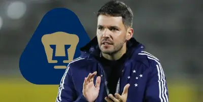 Nicolás Larcamón junto al escudo de Pumas / FOTO ESPN