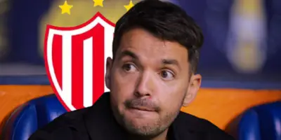 Nicolás Larcamón junto al escudo del Necaxa / FOTO GETTY IMAGES